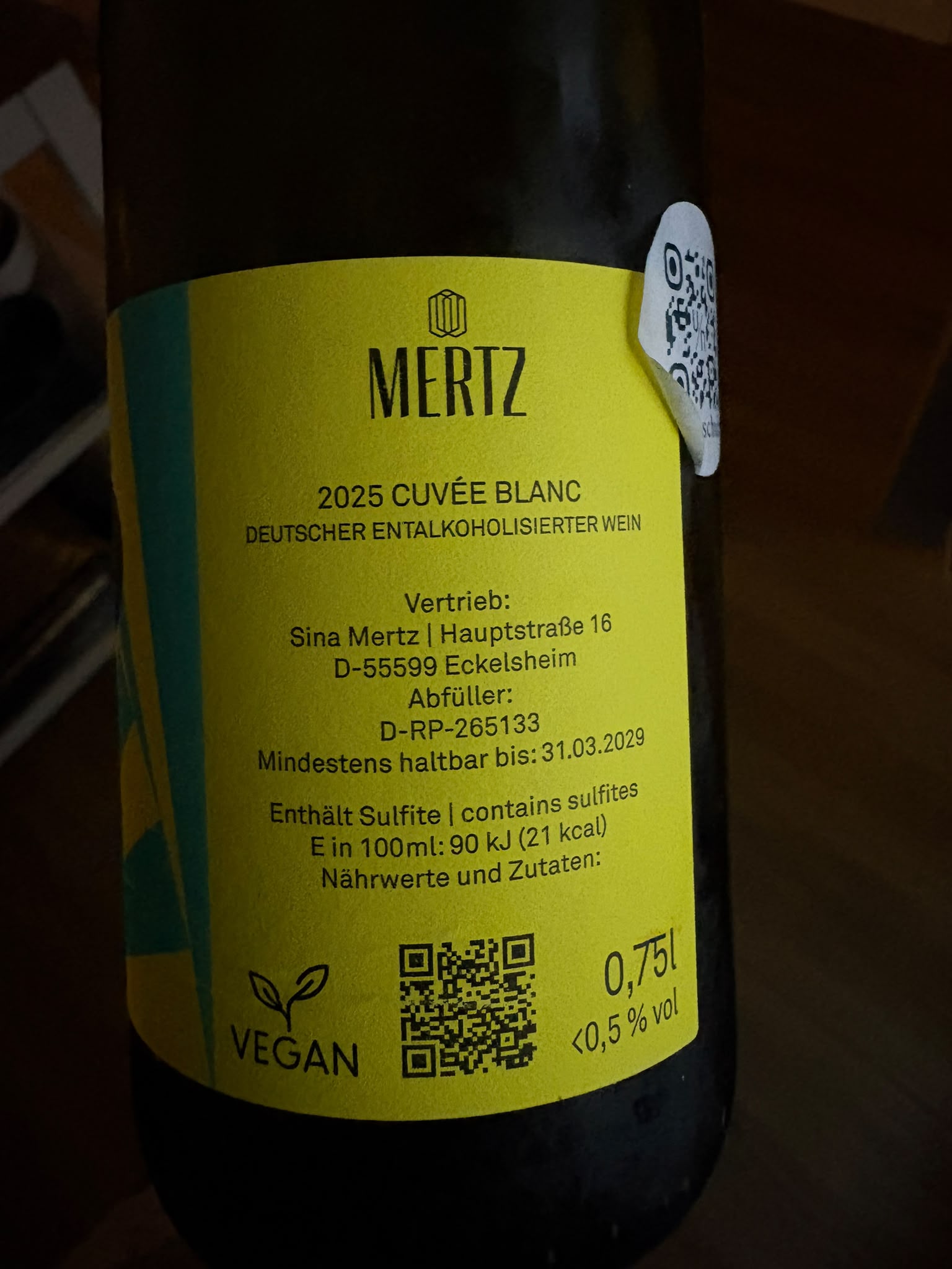 Rückenetikett des Mertz Zero Sips, Cuvée Blanc 2025, mit 750 ml und weniger als 0,5 % vol.
