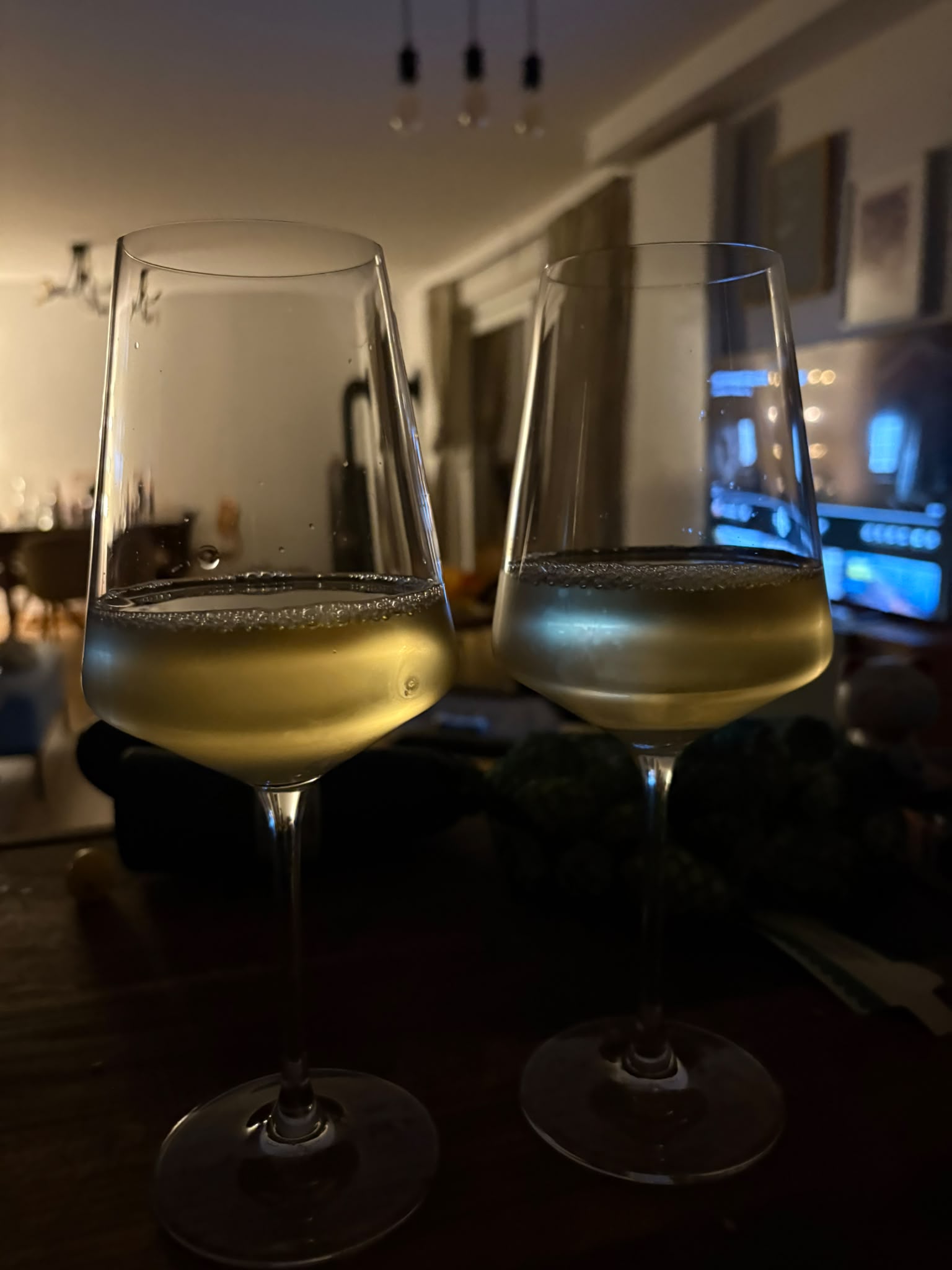 Zwei Weingläser mit Zero Sips am Abend im Wohnzimmer